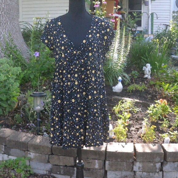 L.A. Hearts Rayo Ruffle Hem Dress Black Floral V-Neck - Picture 1 of 7